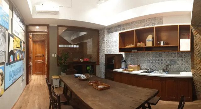Коттедж Vintage 1980s Saigon Private House with Rooftop Dining Room in Prime City Central District