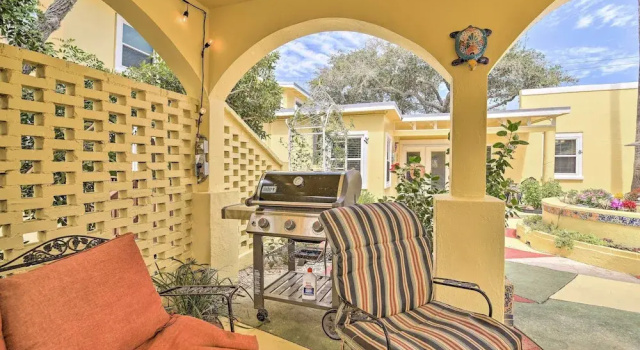 Коттедж 'coastal Cove' w/ Private Deck, 4 Mi to Beach