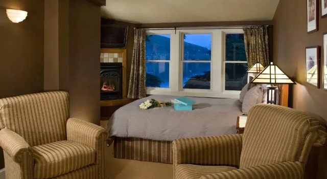 Двухместный номер Deluxe с балконом и с видом на озеро Lake Pointe Inn