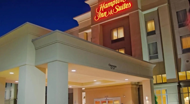 Кровать в общем номере Hampton Inn & Suites Wichita-Northeast