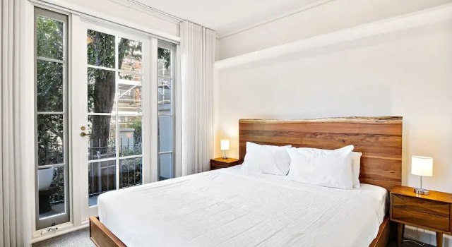 Modern East Melbourne 2-bed Apartment With Parking, Забронировать Апартаменты/квартира Мельбурн Melbourne Region, рядом с Fire Services Museum of Victoria