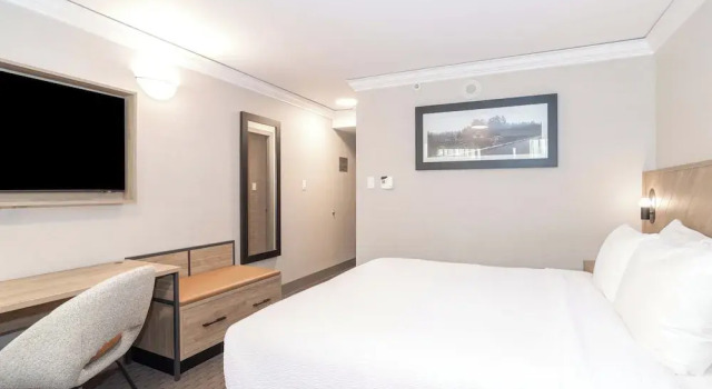 Двухместный номер South Tower Standard Sandman Signature Vancouver Downtown Hotel