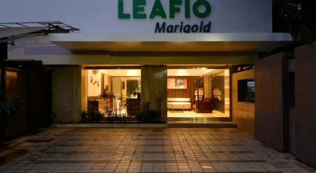 Кровать в общем номере Hotel Leafio Marigold Marol