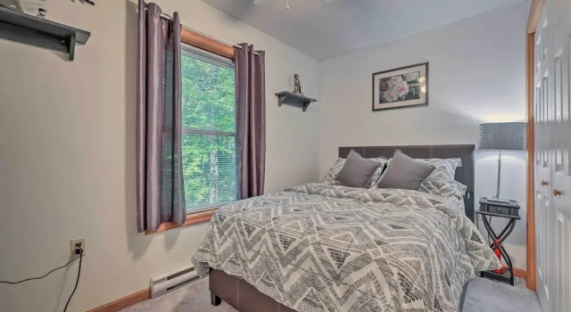 Коттедж с 3 комнатами Pocono Lake Home w/ Game Room, Fire Pit & Hot Tub