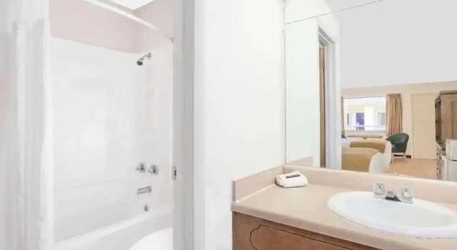 Четырёхместный номер Standard Courtyard Hotel & Event Center