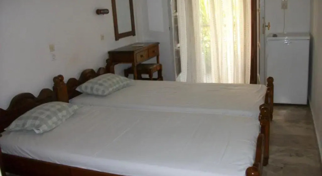 Giasemi Feloukatzi, Prenota Hotel Karlovasi Samo