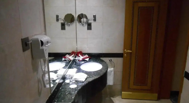 Трёхместный номер Nozol Royal Hotel
