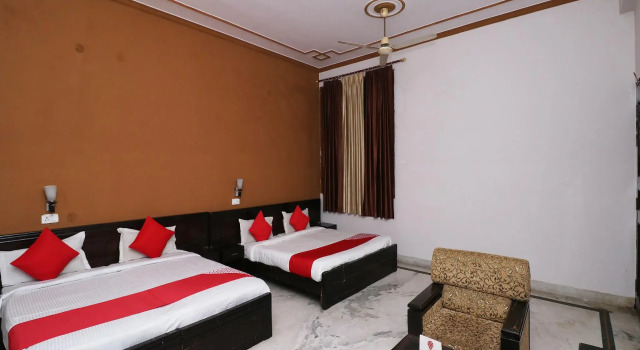 Collection O 28193 Hotel Navya Inn, Забронировать Отель Отели Гомти Нагара с парковкой, Парковка