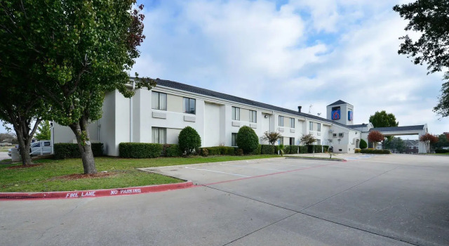 Motel 6-Plano, TX - West - Frisco, Забронировать Мотель Плейно Dallas - Fort Worth Metropolitan Area, рядом с WellBridge Healthcare Greater Dallas
