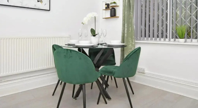 Beautiful 3-bed House by Ministays Stoke-on-trent, Забронировать Отель Сток-он-Трент Стаффордшир