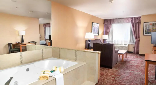 Двухместный номер Standard Crystal Inn Hotel & Suites - Midvalley