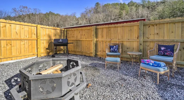 Коттедж Bring a Pet: Smoky Mtn Vacation Rental w/ Yard