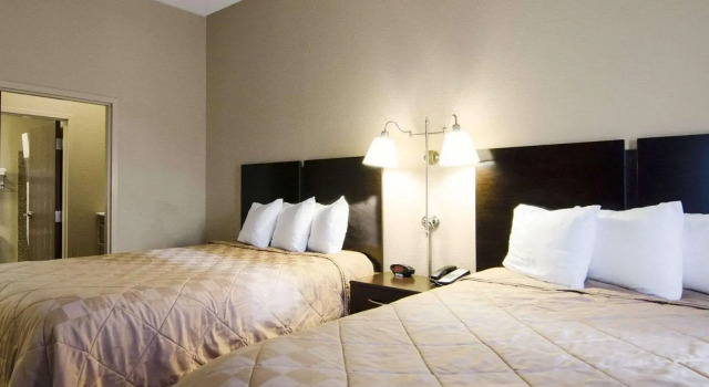 Четырёхместный люкс Mainstay Suites Rogers