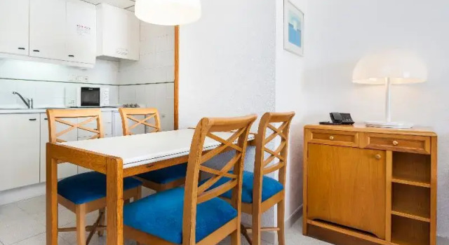Huoneisto parvekkeella näköala uima-altaalle Apartamentos Globales Nova