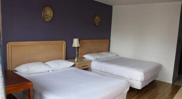 Четырёхместный номер Standard с балконом Ritz Inn Niagara