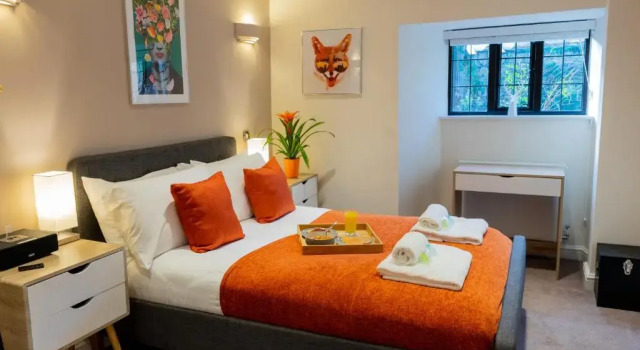 Stylish 2 Bed Apartment, Stunning City Centre Location, with FREE Secure, Gated Parking On-Site & Private WiFi, with Private Entrance & Courtyard Garden & Highly Rated