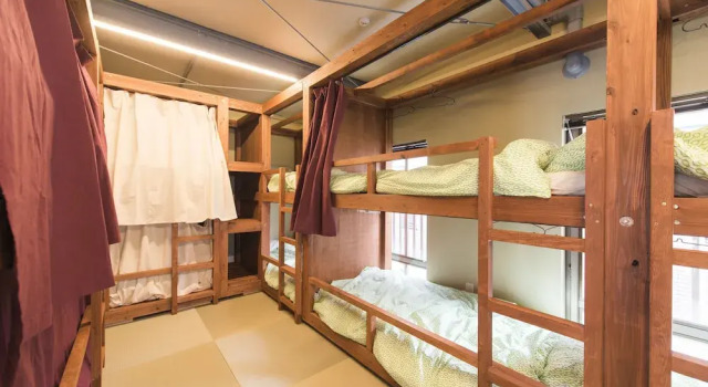 Кровать в общем номере Grape house Koenji