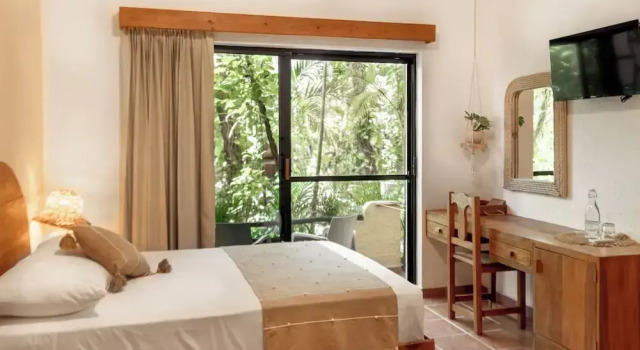 Четырёхместный номер Standard с балконом и с видом на сад Hotel Casa Colibri