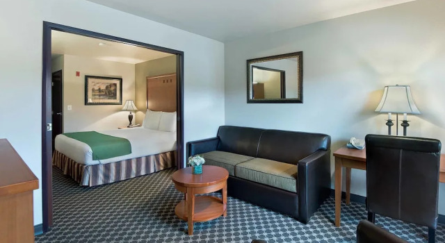 Двухместный люкс с балконом и с видом на реку Oxford Suites Yakima