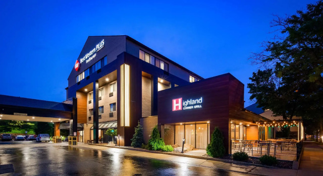 Кровать в общем номере Best Western Plus InnTowner Madison