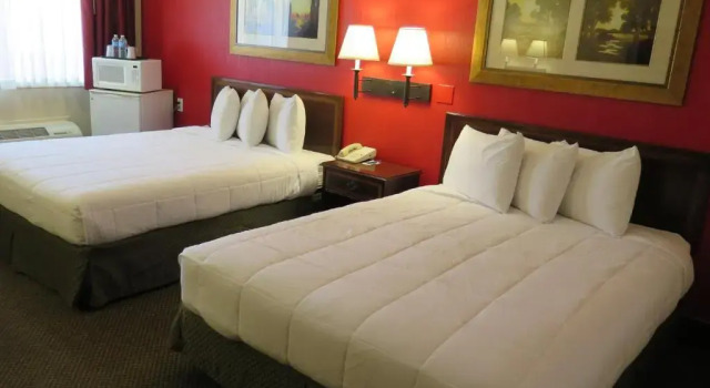 Четырёхместный номер Deluxe Red Roof Inn Yuba City Bonanza - Marysville