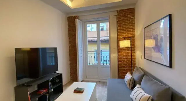 w Majestic 2BR at Palacio Real, Забронировать Апартаменты/квартира Отели Мадрида с парковкой, рядом с Монастырь Энкарнасьон, Парковка