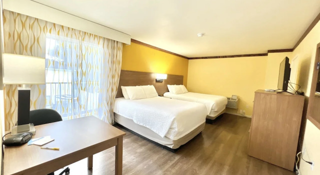 Семейный люкс студия Days Inn by Wyndham Suites Fredericksburg