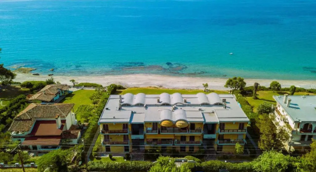 Апартаменты Sunny Bay, beachfront 1-bdrm apartment