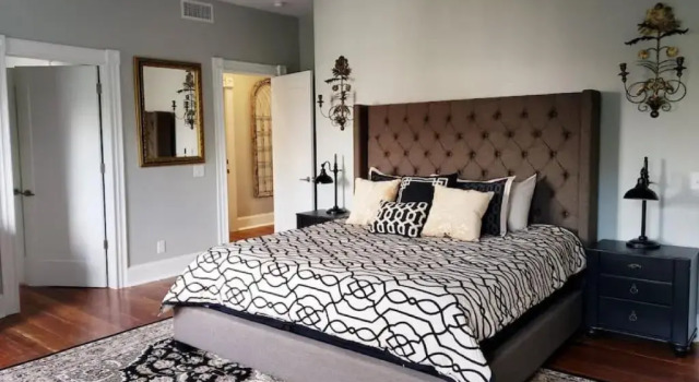 Newly Renovated 4 bed 3 bath and 2 Parking Spots, Book Hotel Savannah Georgia