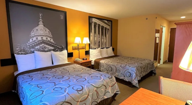 Четырёхместный номер Standard Super 8 by Wyndham Topeka at Forbes Landing