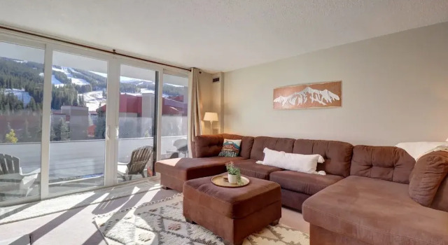 Pet Friendly, Beautifully Remodeled with Mountain Views - SB204 by Redawning, Забронировать Апартаменты/квартира Отели Коппер-Маунтин с парковкой, Парковка