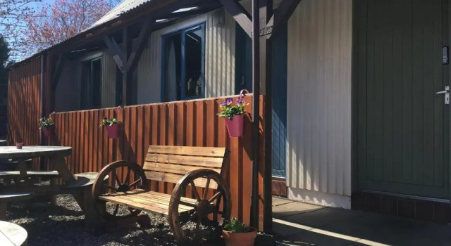Кровать в общем номере Loch Ness Backpackers Lodge