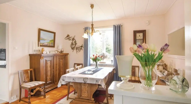 Cozy Home In Åsensbruk With Kitchen, Book Hotel  