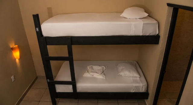 Кровать в общем номере Deja Hostel Suites