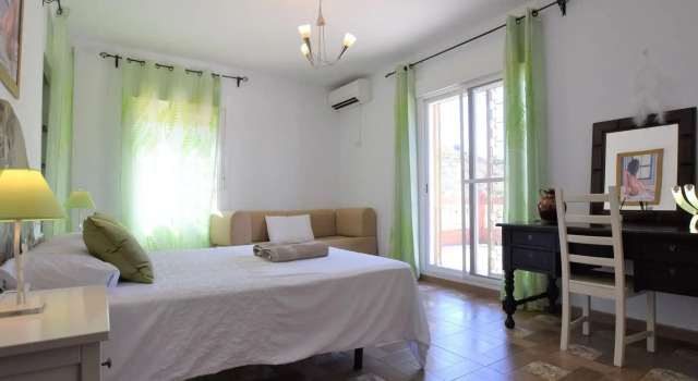 Beautiful detached villa near Arenas with delightful terrace and stunning view, Book Villa Sommerhuse i Arenas, Hytte