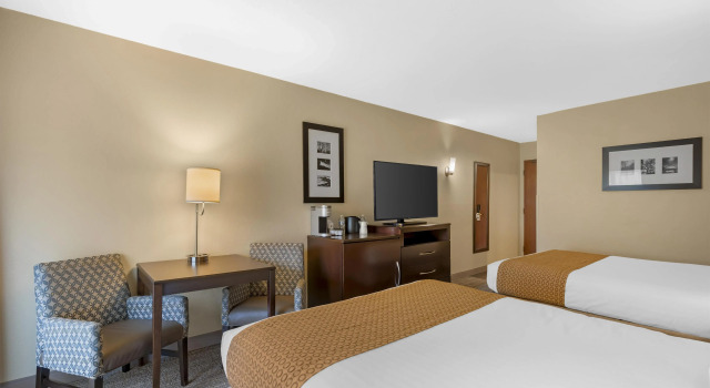 Четырёхместный номер Standard с балконом Best Western Plus Plaza by the Green