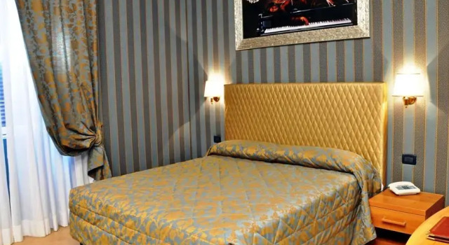 Кровать в общем номере Hotel Lirico