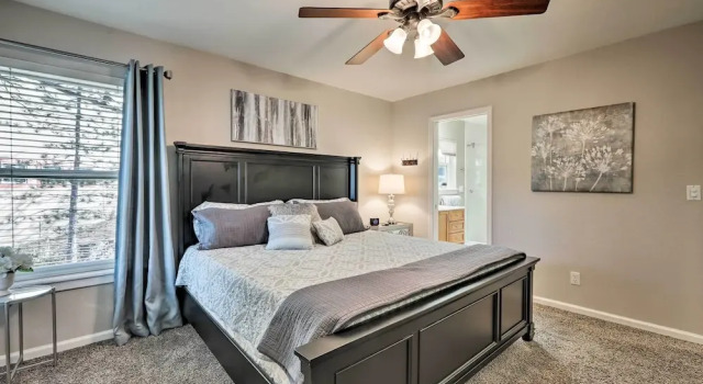 Upscale Flagstaff Home w/ Hot Tub & Mountain Views, Забронировать Дом для отпуска Отели Флагстафф с парковкой, рядом с Гольф-клуб Aspen Valley, Парковка
