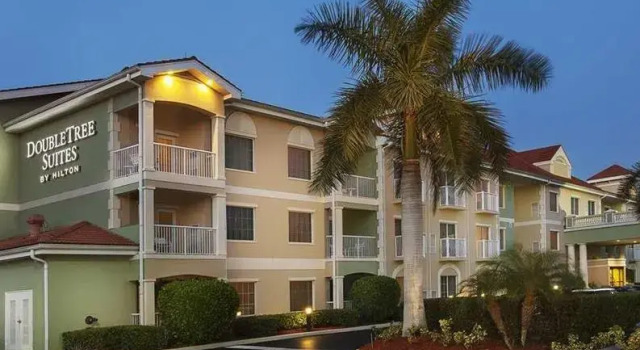 Люкс с видом на канал DoubleTree Suites by Hilton Naples