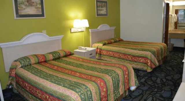 Четырёхместный номер Standard Economy Inn - Akron