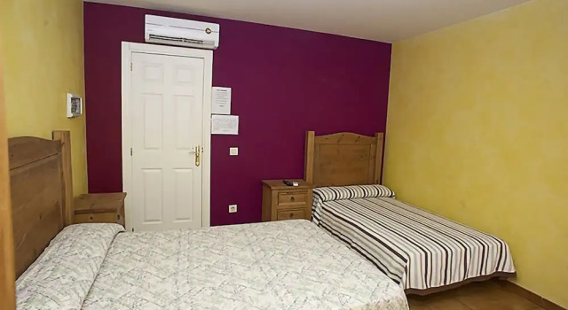 Трёхместный номер Standard с балконом Hostal Velarde