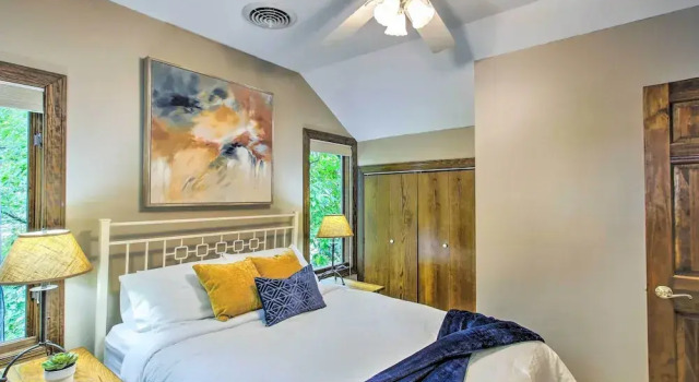 Коттедж Lakefront Plymouth Cottage w/ Private Hot Tub