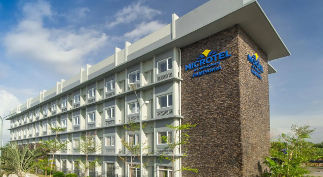 Четырёхместный номер Standard Microtel Inn & Suites by Wyndham San Fernando