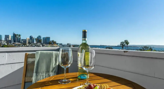 Апартаменты Bankers Hill Hideaway With AC Views and Parking