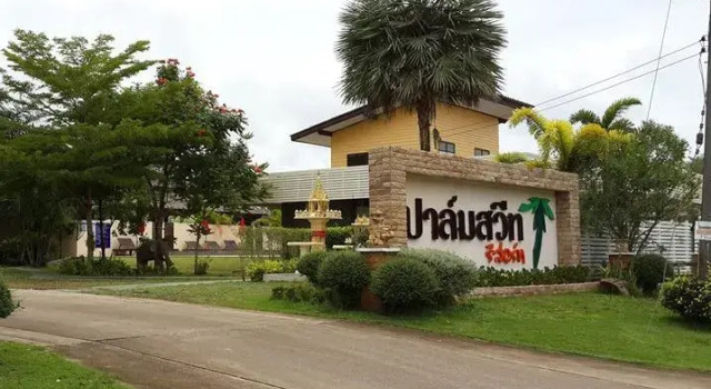 Кровать в общем номере Palm Sweet Resort