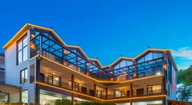 Moxi Riverbank  · Vacation Boutique Inn