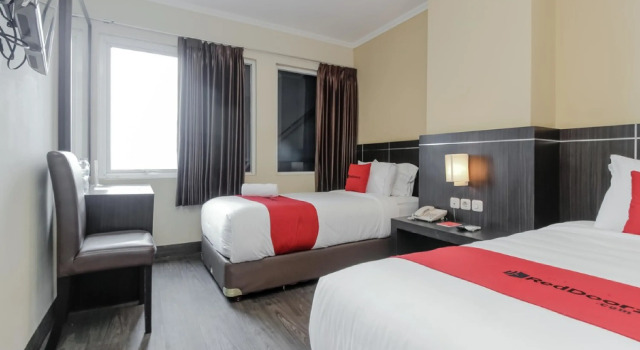 Standard Doppel Zimmer RedDoorz Plus @ Thamrin