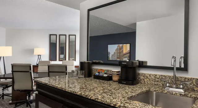 Двухместный номер Executive с балконом Embassy Suites Birmingham
