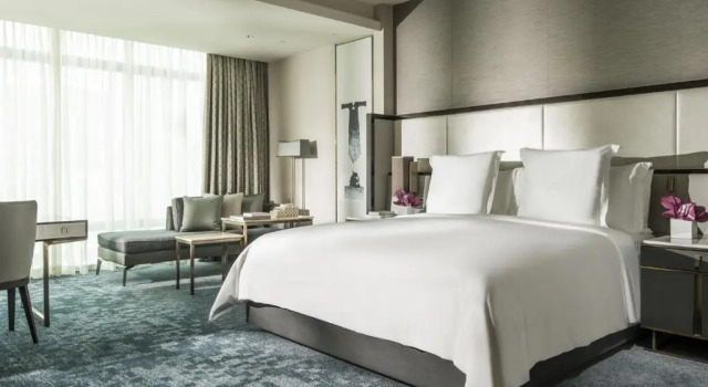 Двухместный номер с видом на бассейн и сад Four Seasons Hotel Kuala Lumpur