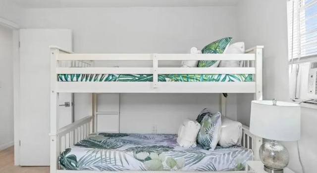 The Beach Bungalow by Book That Condo, Book Lejlighed Hoteller i Lower Grand Lagoon med parkering, Parkering